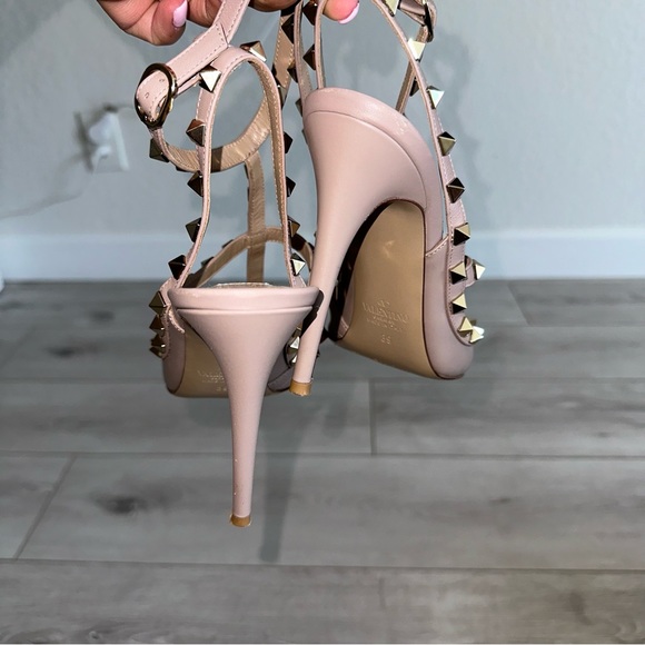 Valentino Garavani Rockstud Caged Pointed Ankle Strap Pump Heels in Poud… - Picture 14 of 16